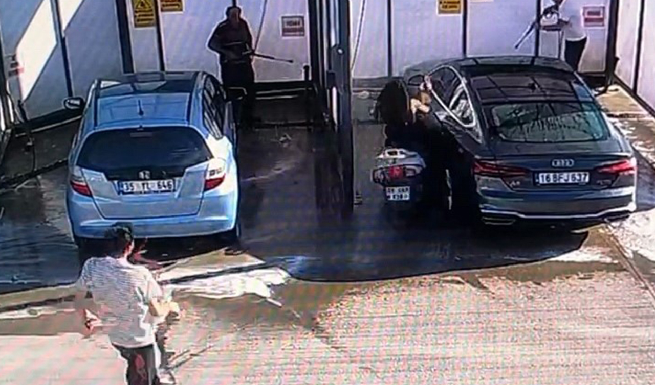 Motosikletli genç kız benzinlikte yıkanan otomobile çarptı: Yakıt istasyonundaki kaza kamerada