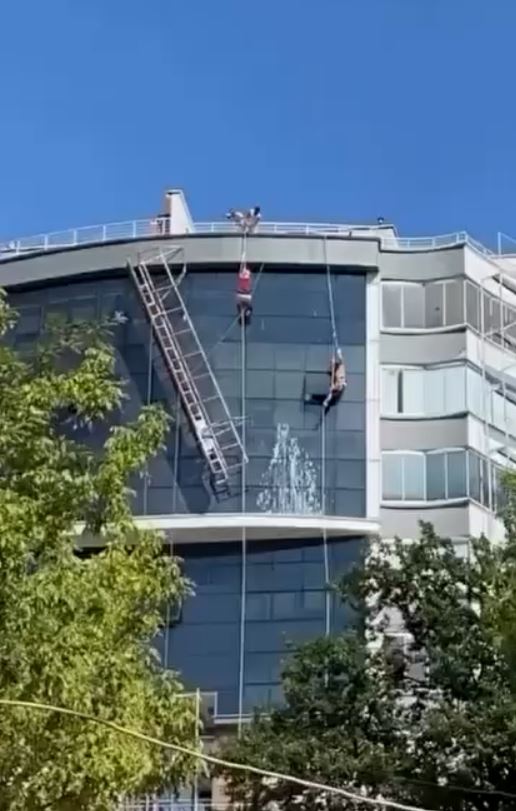 İki işçinin üzerinde çalıştığı iskelenin asma halatı koptu