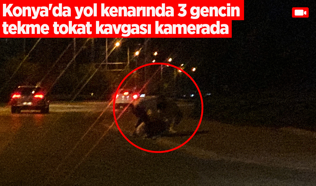 Konya’da yol kenarında 3 gencin tekme tokat kavgası kamerada