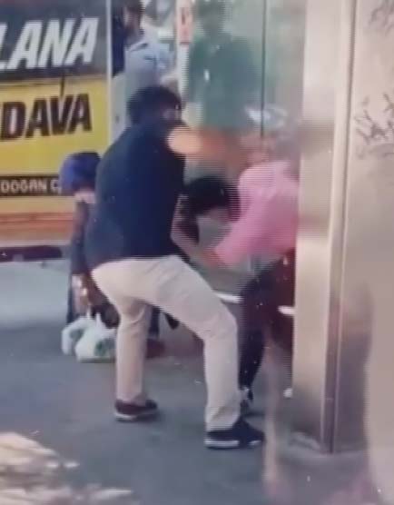 Konya’da komşusunun kızını otobüs durağında tornavida ile yaraladı! O anlar kamerada