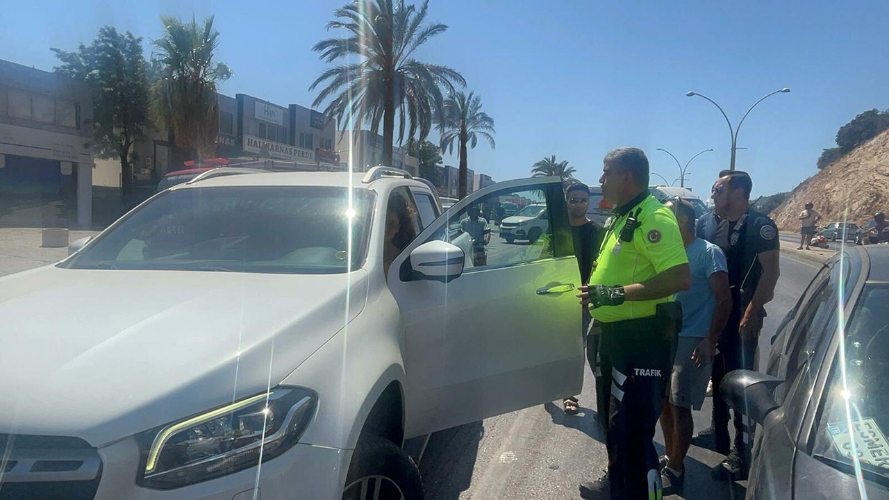Şarkıcı Dilan Çıtak, polisin üzerine araç sürdüğü iddiasıyla gözaltına alındı