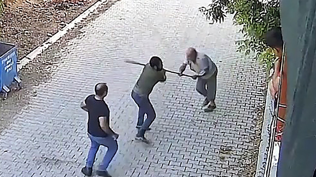 Miras anlaşmazlığı kavgasında tüfekle vurduğu oğullarını, yerde tekmeledi