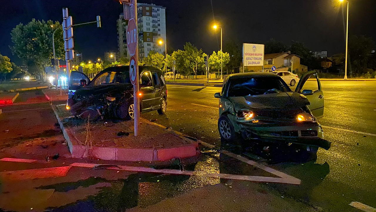 Kazaya sebebiyet verdi, kazazedelere “Nasılsınız?“ dedikten sonra kaçtı: 3 yaralı