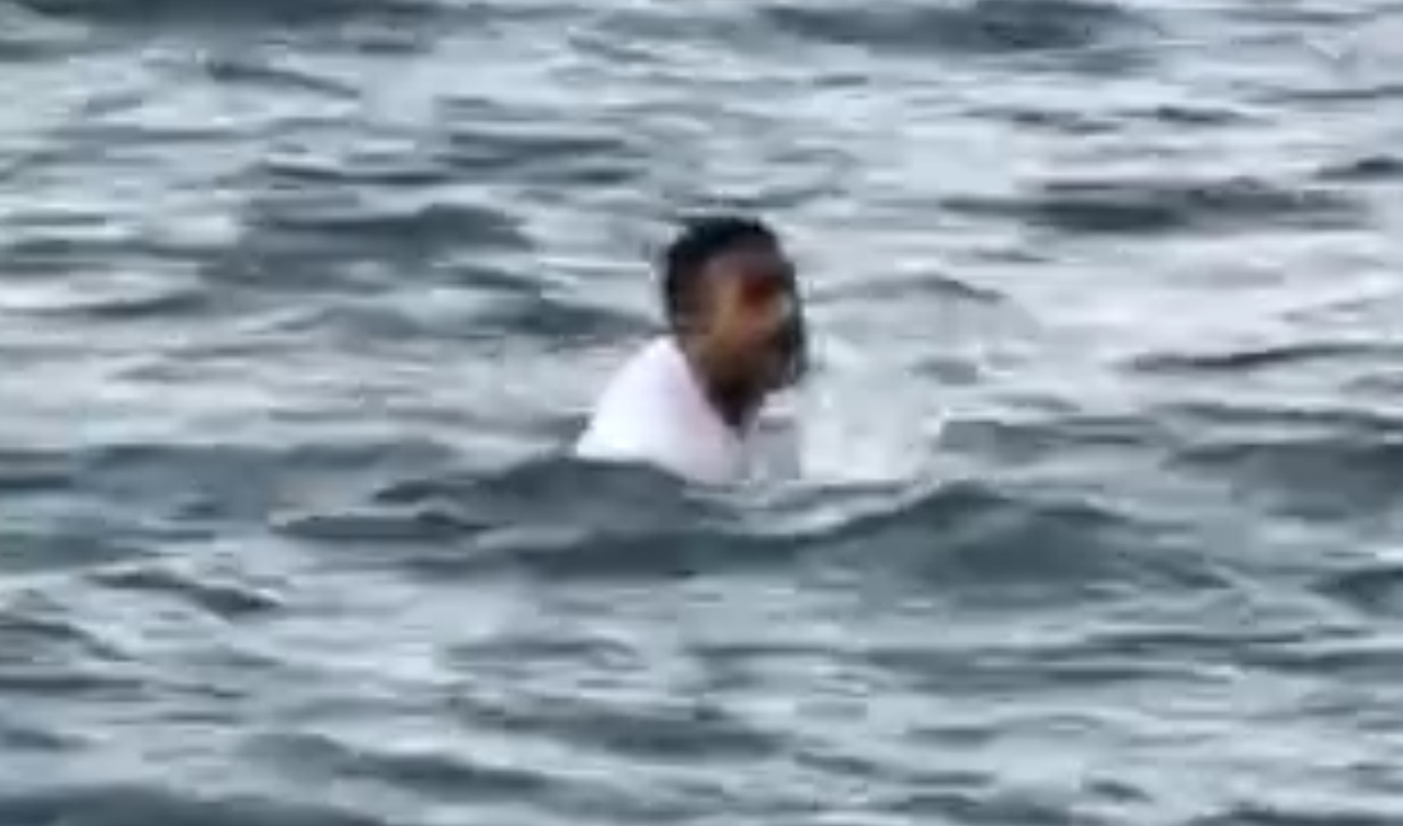 Taşkınlık yapan şahıs polisten kaçarken denize atladı