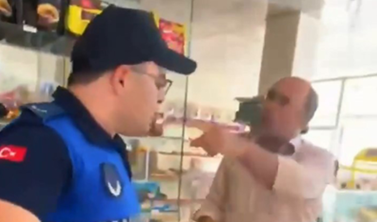  Daha önce de ’tarihi geçmiş’ ürün satan marketçi, zabıtalara saldırdı! O anlar kamerada