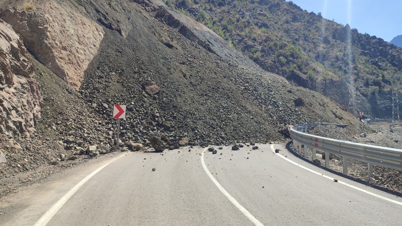 Artvin’de heyelan anı kamerada:Yol trafiğe kapandı