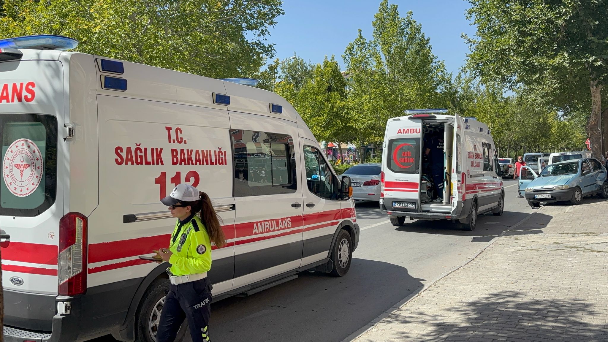 Konya’da çarpışan araçlar kaldırıma çıkıp ağaçlara çarptı! 2 yaralı