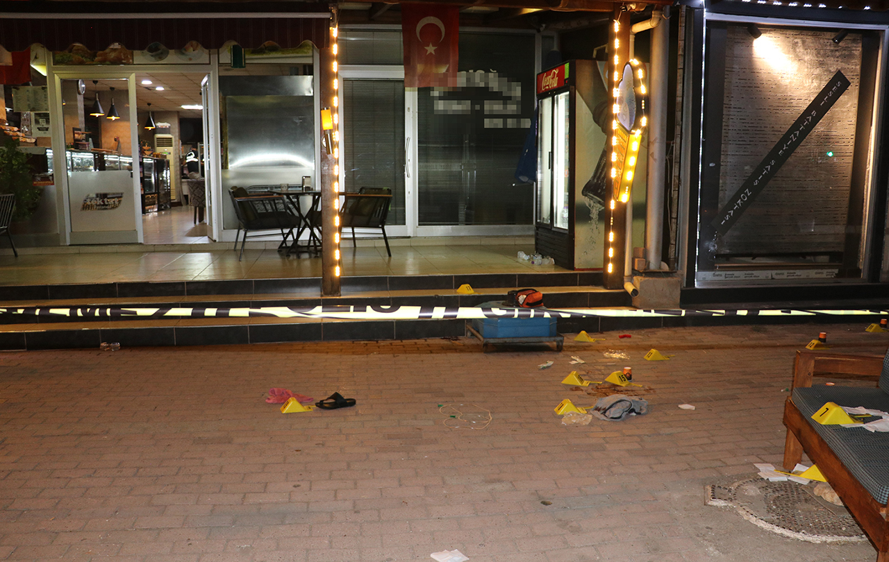 Pastacılar Odası Başkanı’nın cinayet işlediği anlar kamerada: Ayırmaya çalışan kadını da vurdu