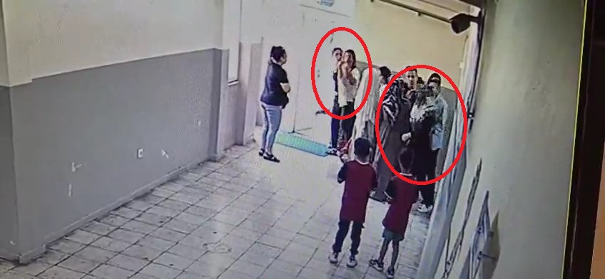 Veliden öğretmene okulun ortasında tokatlı saldırı! Olay anı kamerada