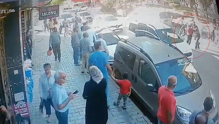 Yol kesip husumetlilerini darp ettiler! O anlar kamerada