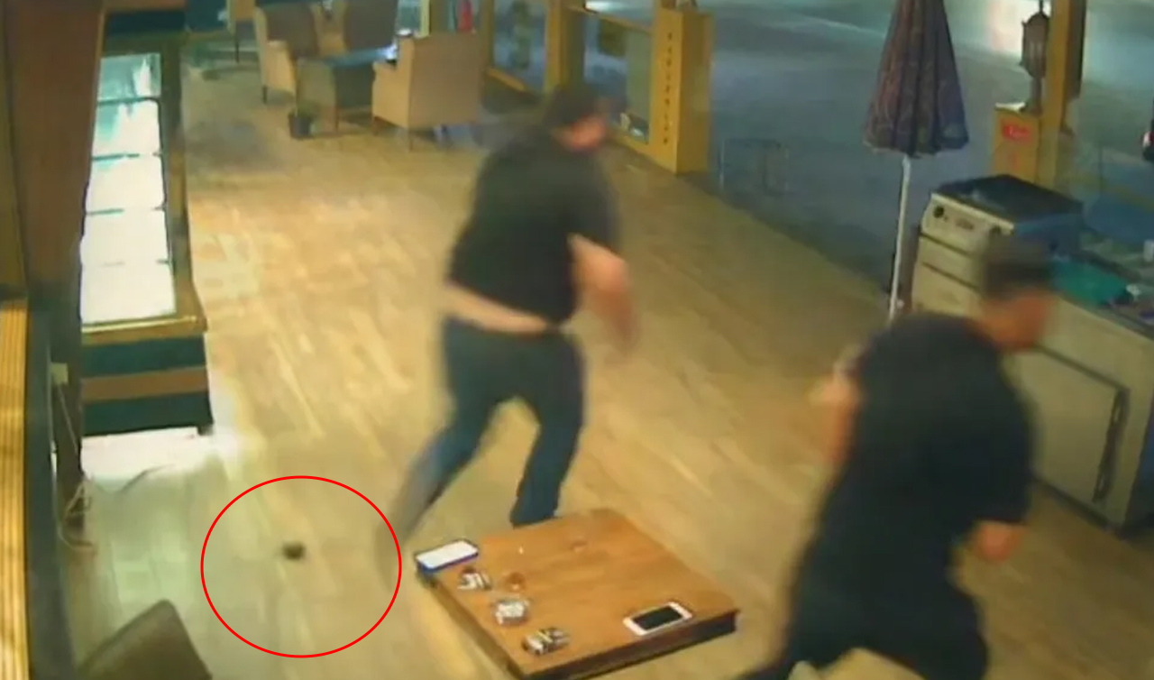 Çay içerken masaya el bombası attılar! O anlar kamerada