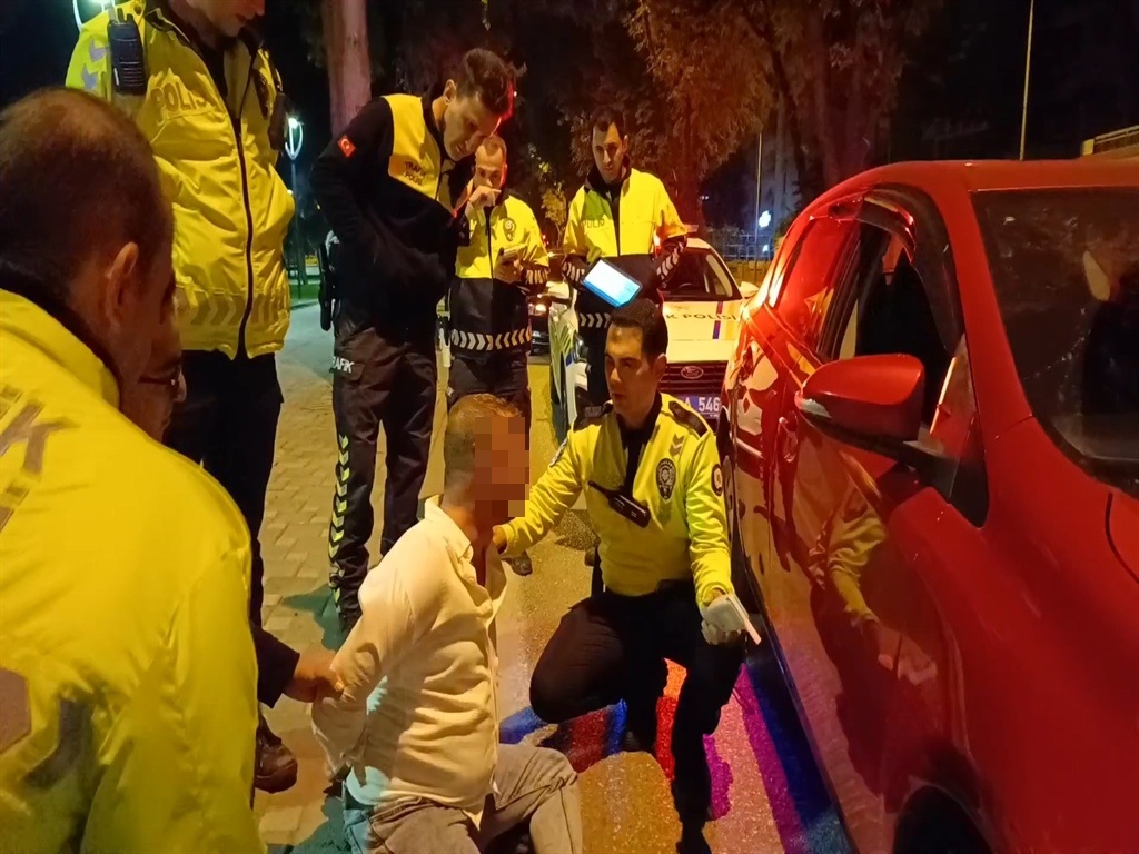 Aracını polislerin üzerine süren alkollü sürücü, ’Amcam MİT’te’ deyip ekiplere direndi