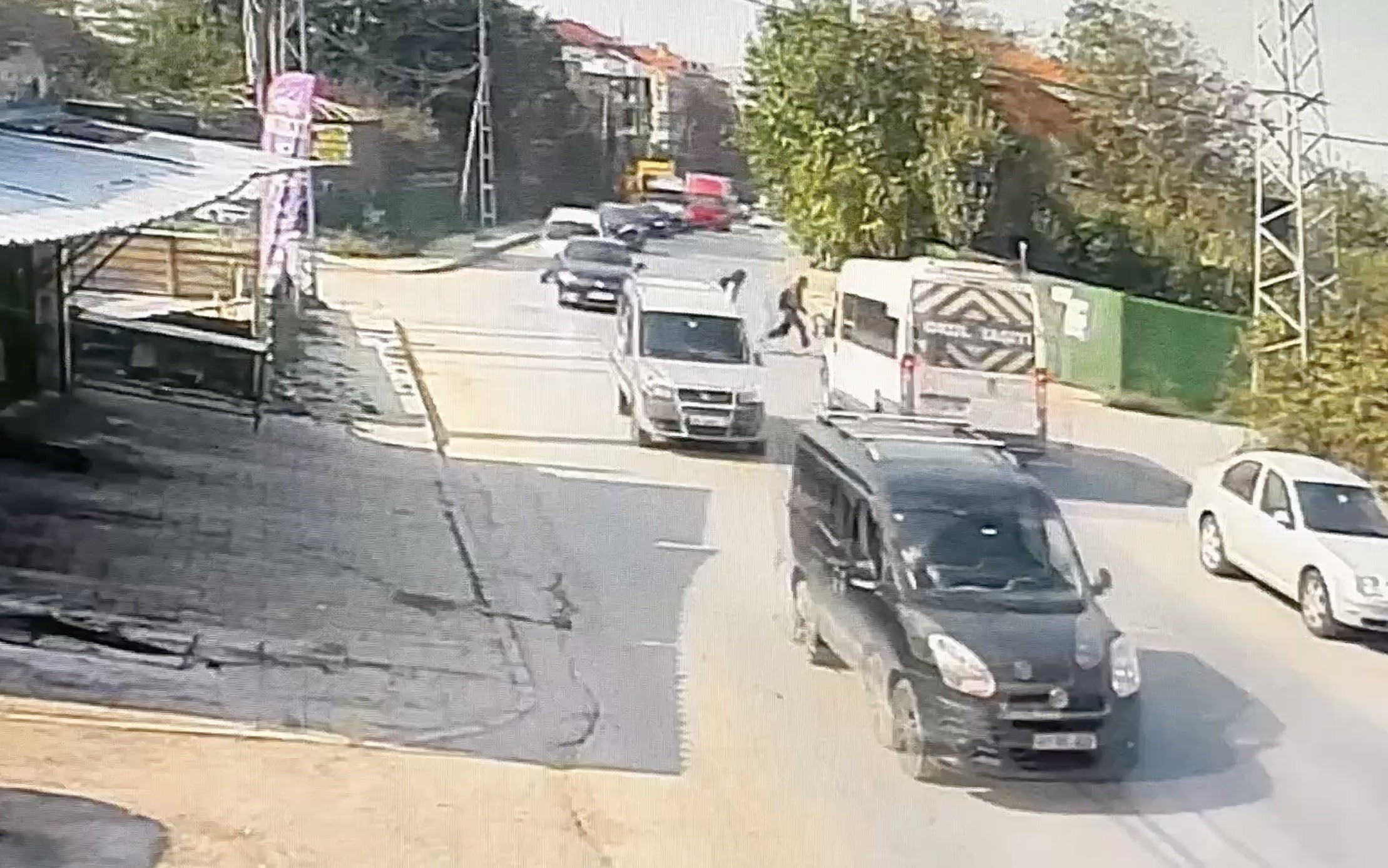 Hızla giden servis minibüsünün çocuğa çarptığı anlar kamerada