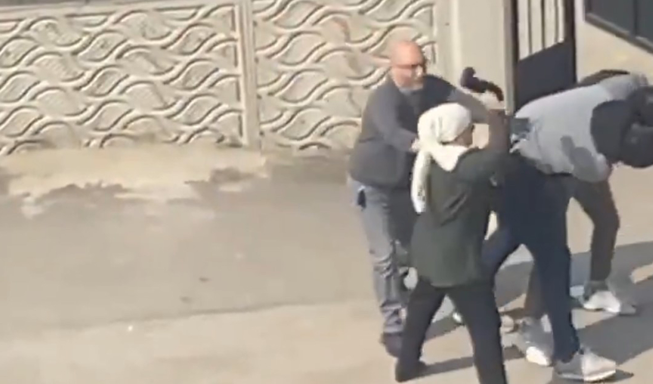 İki sürücü arasında yol kavgası: Sopalar, yumruklar, terlikler havada uçuştu