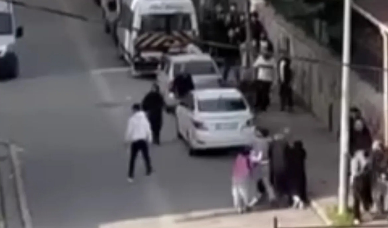 Kavga ettikleri ailenin evini taşladılar