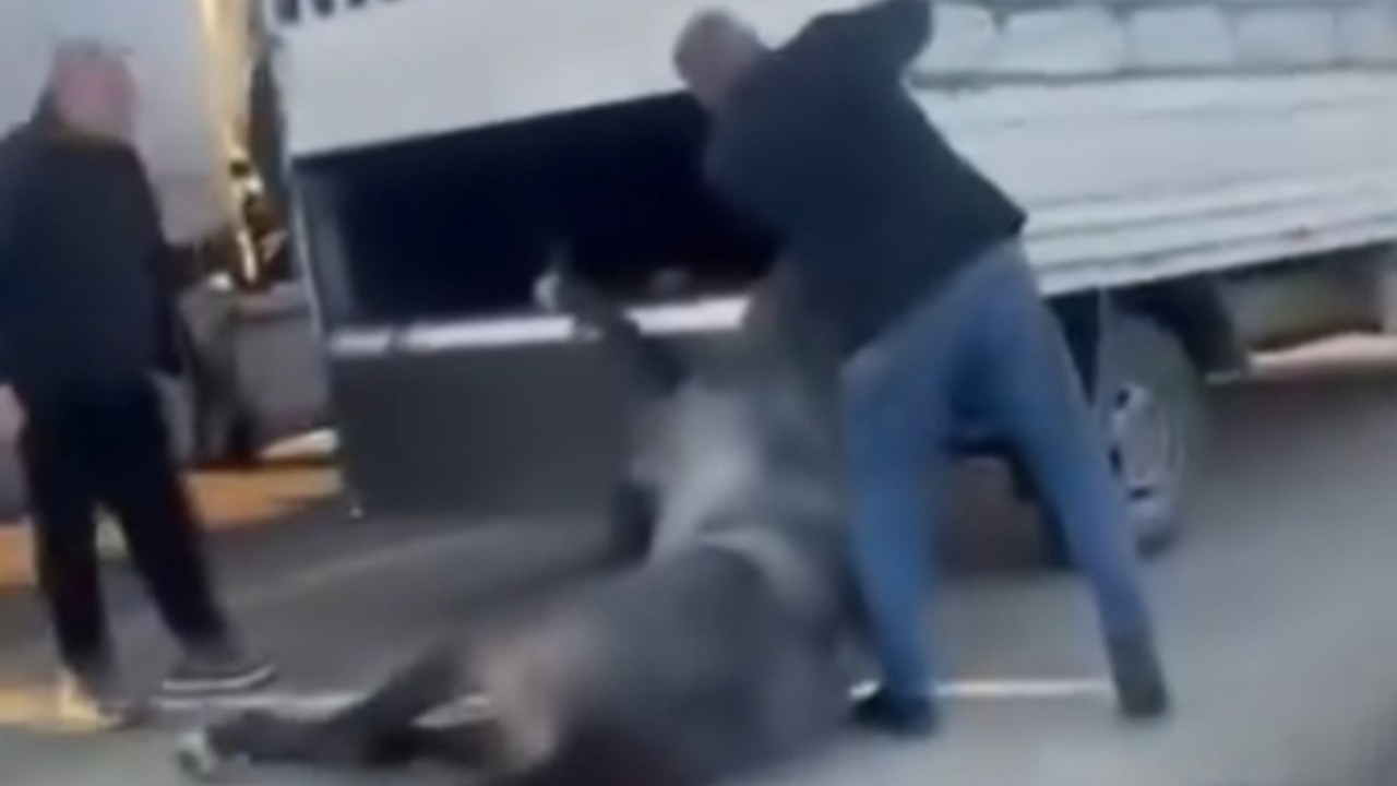 Kamyonetin arkasına bağladığı atı dakikalarca sürükledi! O anlar kamerada