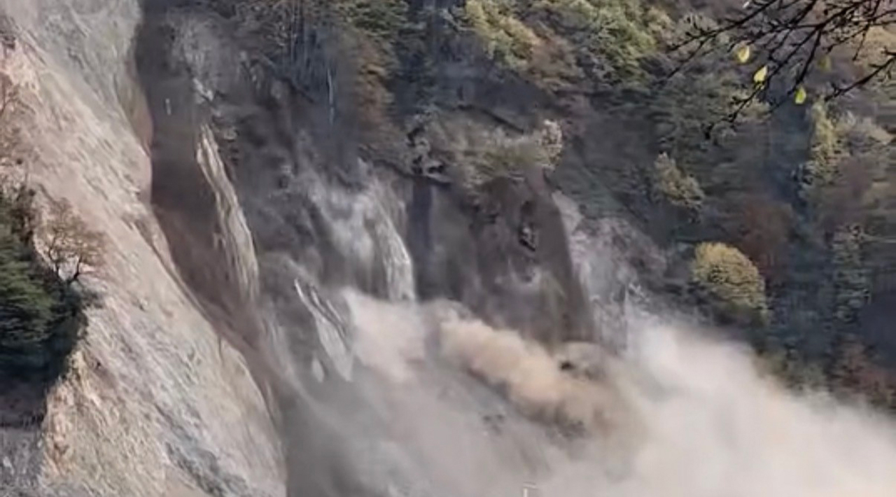 Heyelan anı kameraya yansıdı: Otomobil kıl payı kurtuldu