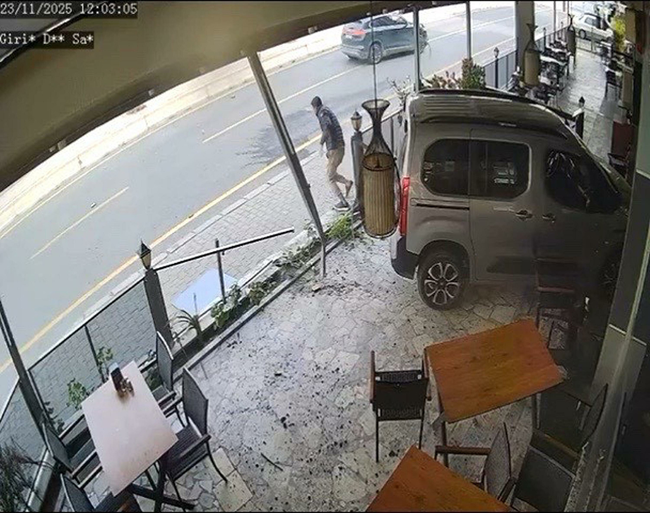 15 yaşındaki sürücü otomobille restorana daldı! O anlar kamerada