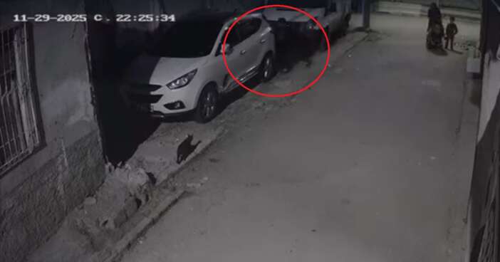 5 yaşındaki çocuğunu arabaya çarpıp yere fırlattı! O anlar kameralarda