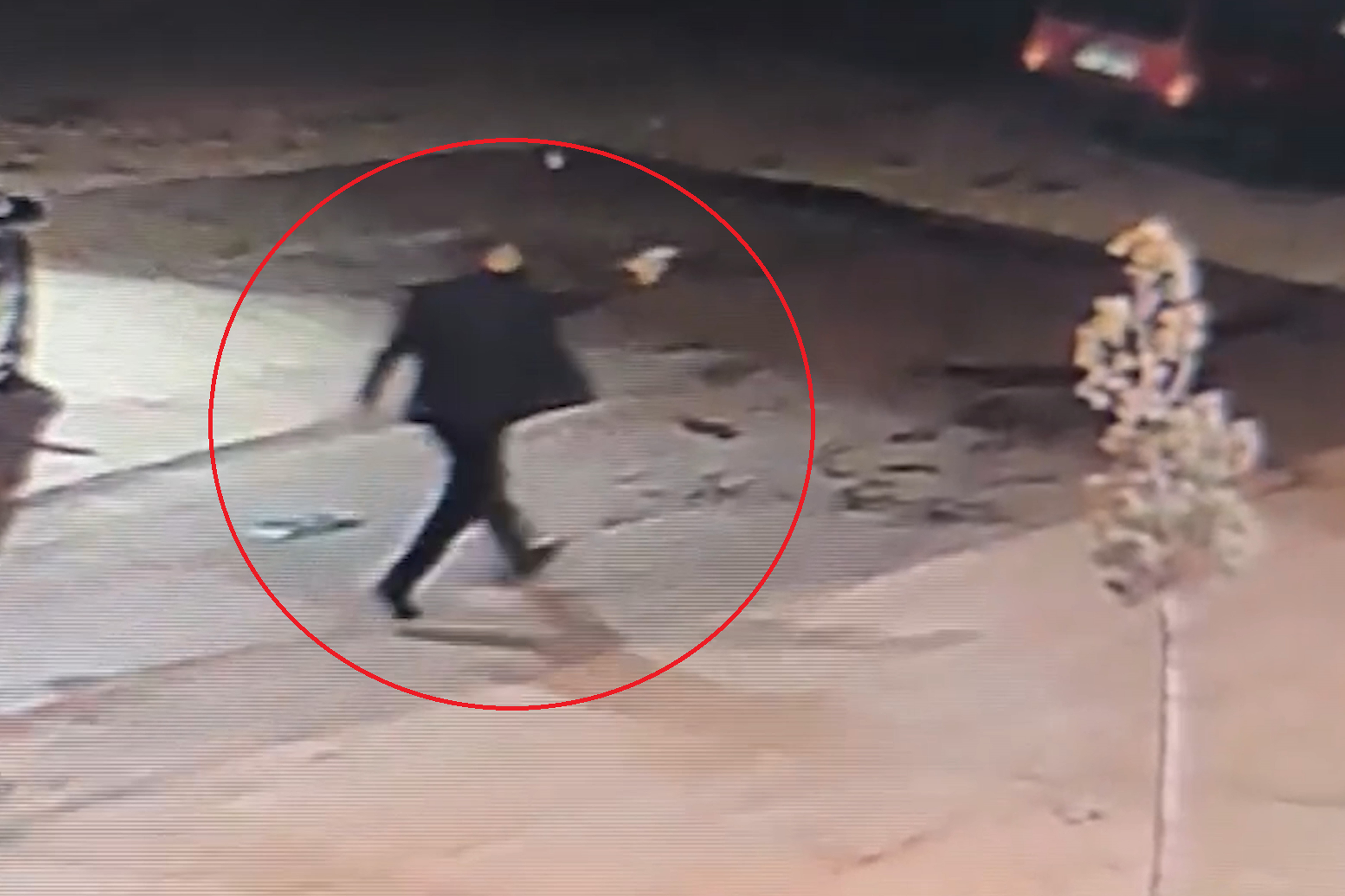 Akrabalar arasında silahlı kavga kamerada! Önce yeğenini sonra kendisini yaraladı