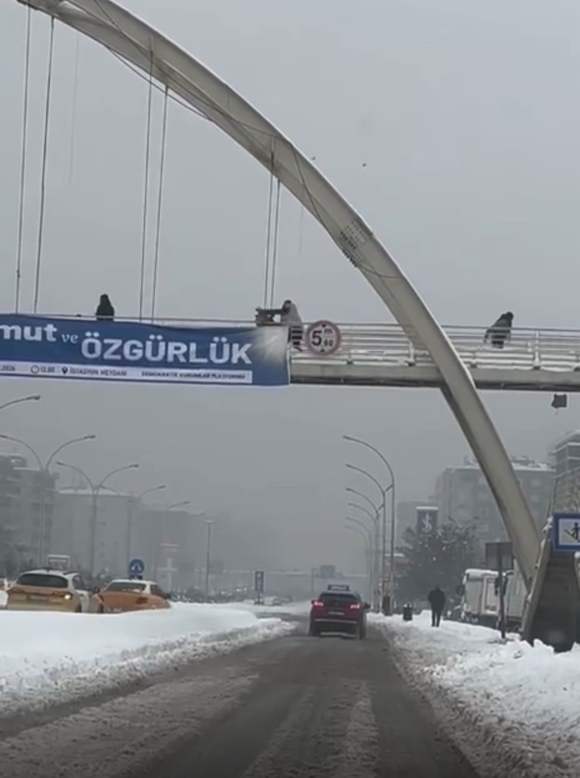 Üst geçitte kar topu atan çocukları yumruklayıp, yerde tekmeledi