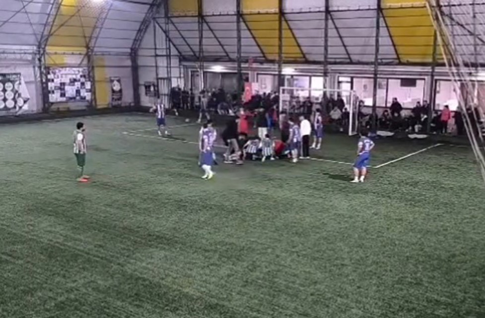 Sahada yürekler ağza geldi: Futbolcunun dili boğazına kaçtı hakem saniyelerle kurtardı