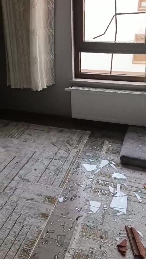 Konya’da fırtınanın şiddeti! Evin camları kırıldı 