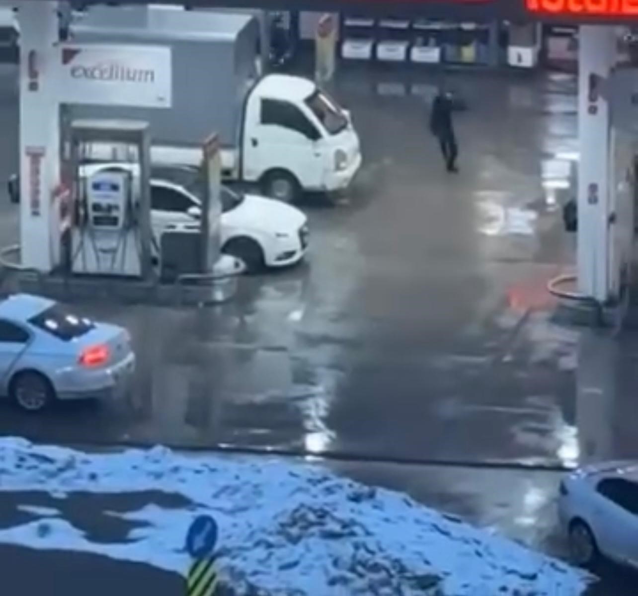 Akaryakıt istasyonunda silahlı kavga: 1 yaralı