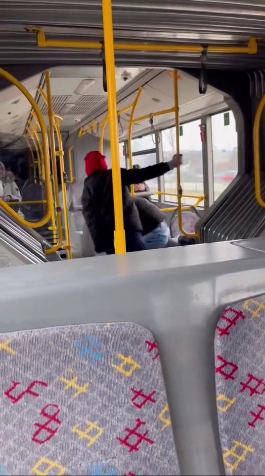 Otobüsün içinde tekme tokat böyle darp etti! “Komutanıma bıçak çekmişti’’