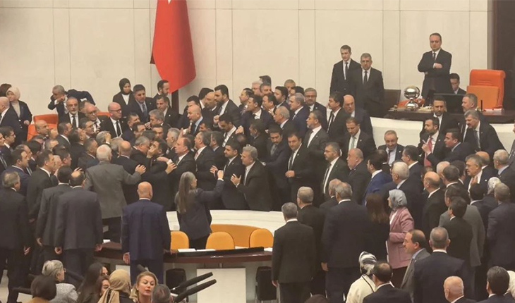 Gürlek’in yemin töreninde Meclis’te gergin anlar: CHP’li vekiller kürsüyü işgal etti