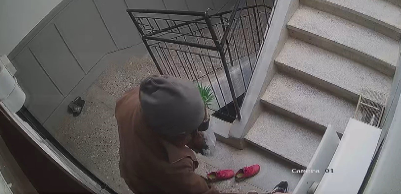 Konya’da bir garip hırsızlık olayı! Tek tek markalarını kontrol etti 