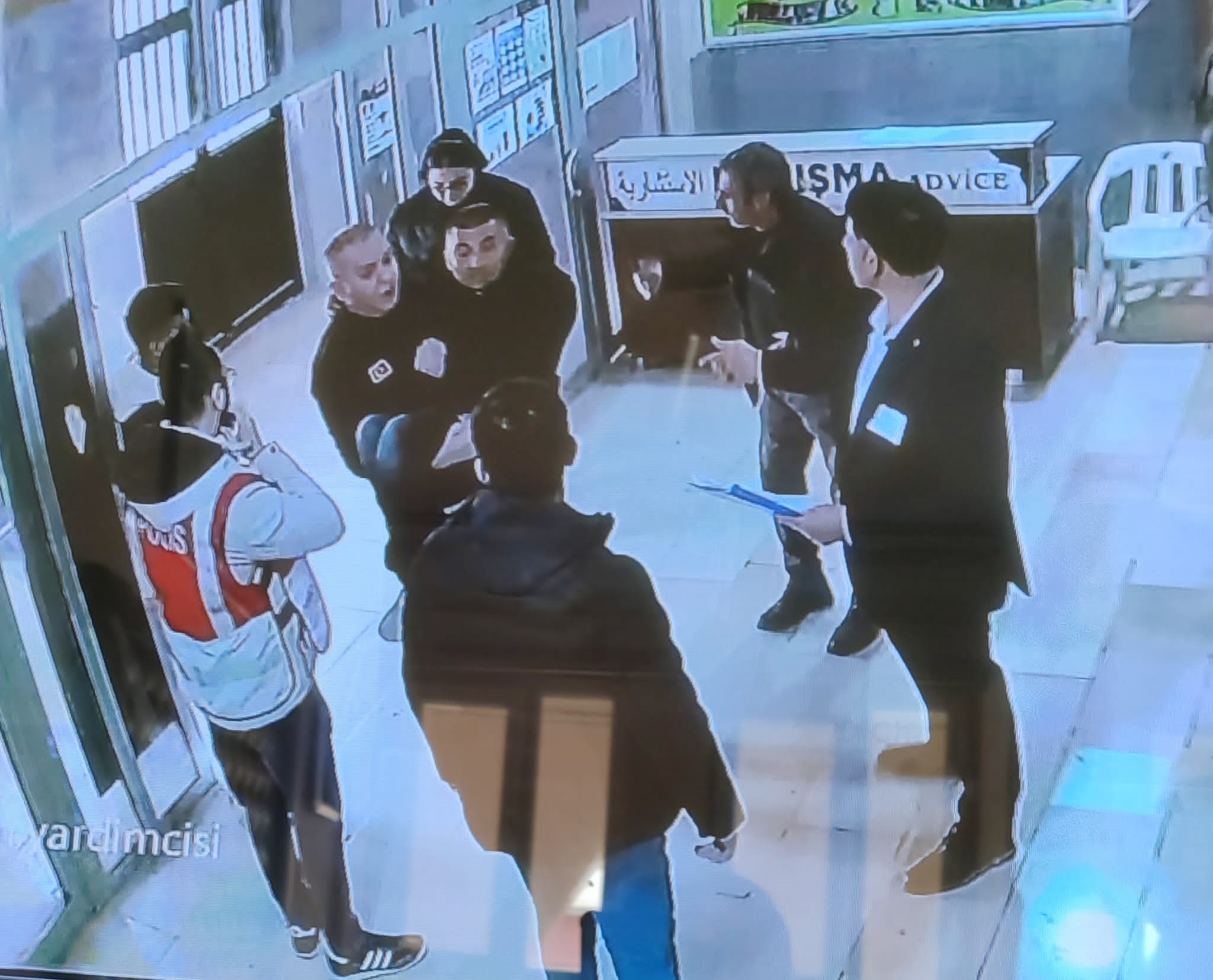 Polisten yürek ısıtan görüntü: Sınava giderken engelli aracının lastiği patladığı genci kucağında taşıdı