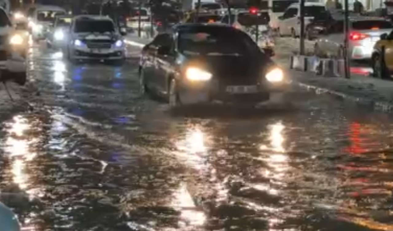 Sağanak ve karla karışık yağmur nedeniyle caddeler göle döndü