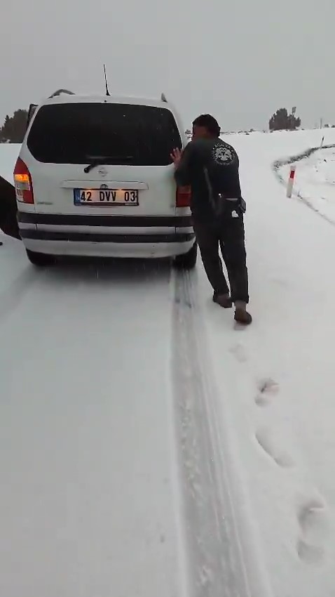 Konya’nın bir ilçesinde kar yağışı etkili oldu! Sürücüler zor anlar yaşadı