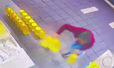 Kaşla göz arasında sıvı yağları alıp kaçtı