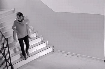 Okulun asansörü arızalandı, müdür yardımcısı engelli öğrencisini sırtında taşıdı! O anlar kamerada