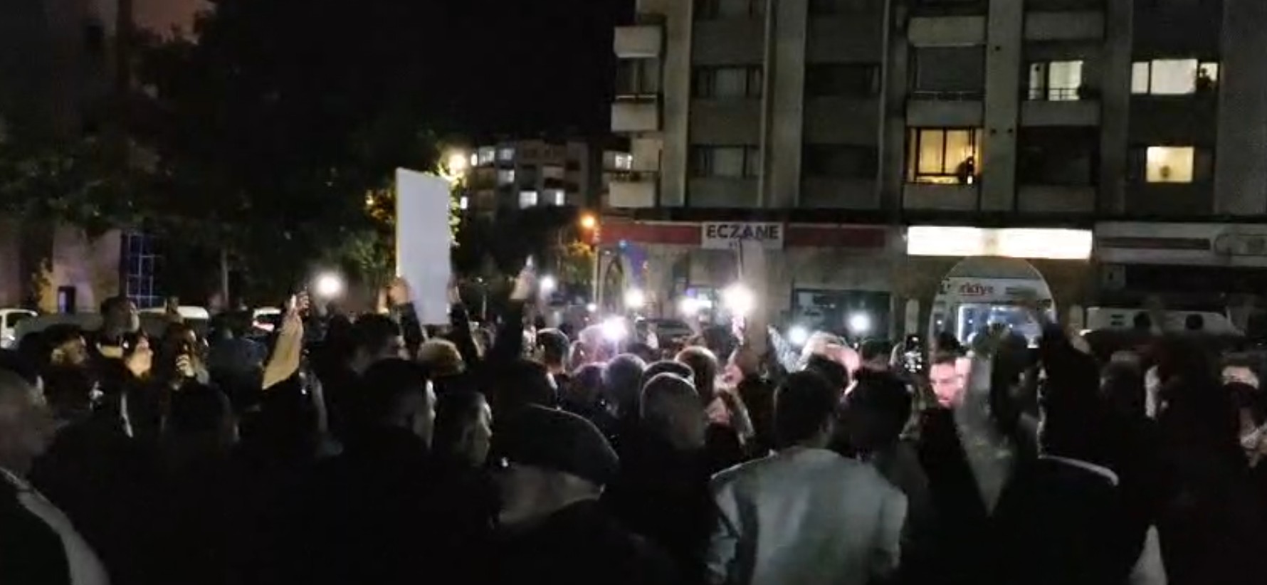 CHP Konya İl Başkanlığı önünde protesto: Kılıçdaroğlu’na “hain” sloganı, Barış Bektaş’a tepki