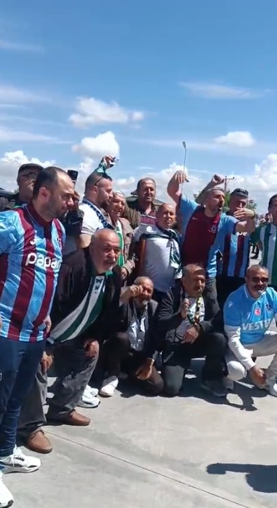 Konyaspor ve Trabzonspor taraftarlarından final yolunda dostluk görüntüleri