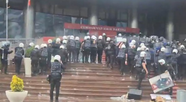 Cumhuriyet Halk Partisi binasında bulunan CHP’lilere müdahale başladı