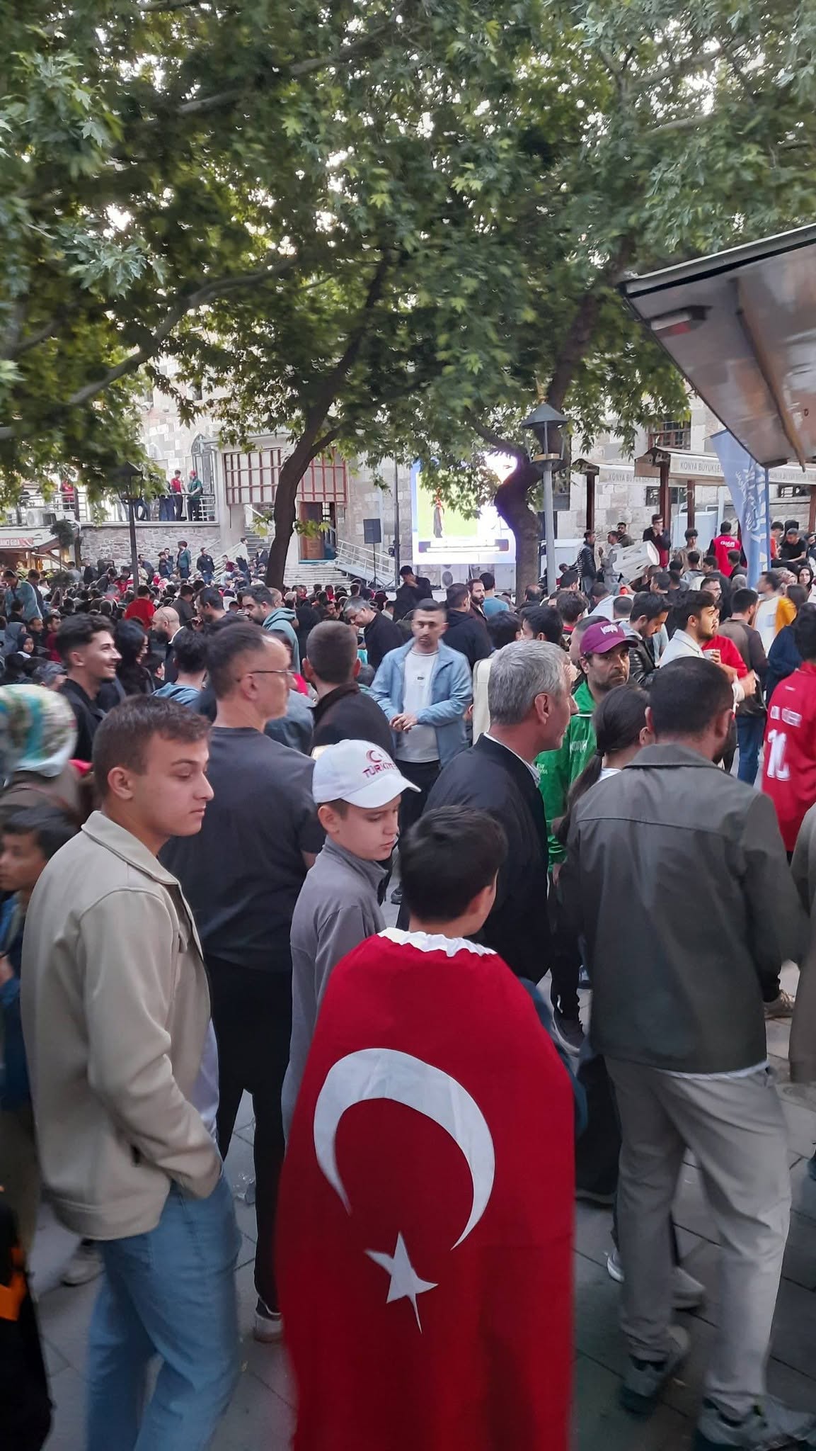 Konya’nın tarihi meydanında milli maç coşkusu