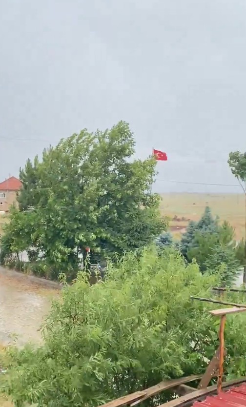 Konya’nın o ilçesinde kuvvetli rüzgar ve sağanak etkili oluyor