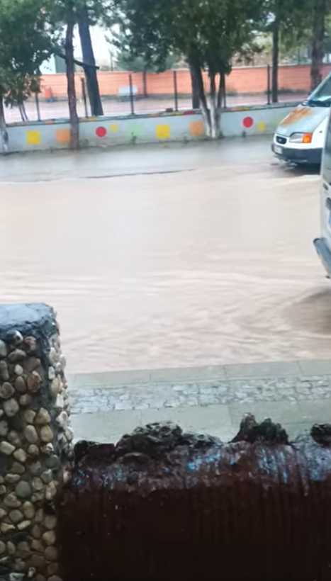 Konya’da yaz ortasında sel! Merkeze yakın ilçede caddeler su altında kaldı