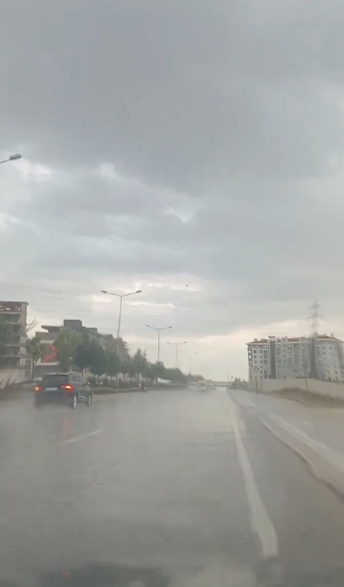 Konya’da gök gürültülü sağanak etkili oldu
