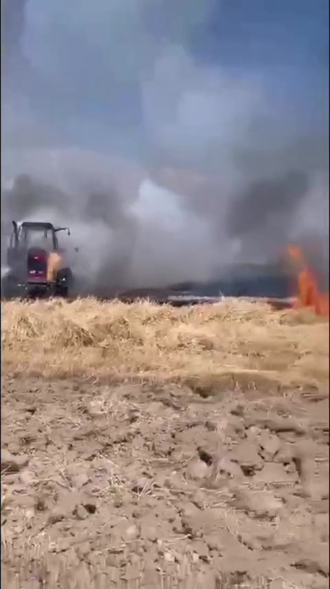 Konya’da anız yangınına müdahale eden traktör alev aldı! O anlar kamerada 