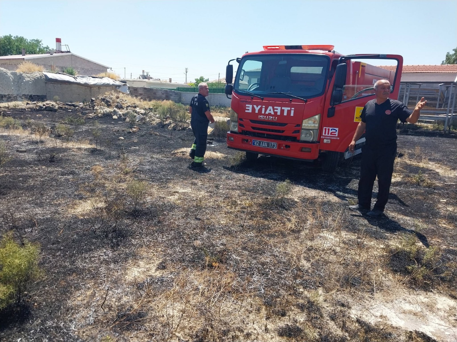 Konya’da boş arazi alevlere teslim oldu! Mahalleli ve itfaiye seferber oldu