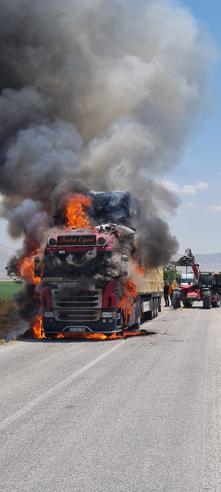 Konya’da saman yüklü TIR alev alev yandı! 