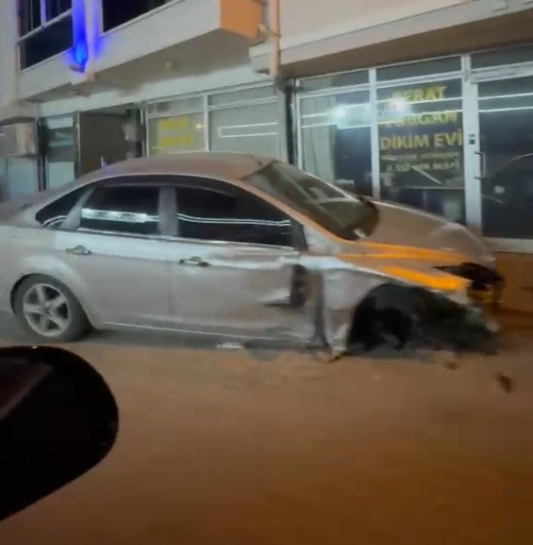 Konya’da feci kaza! Park halindeki otomobillere böyle çarptı 