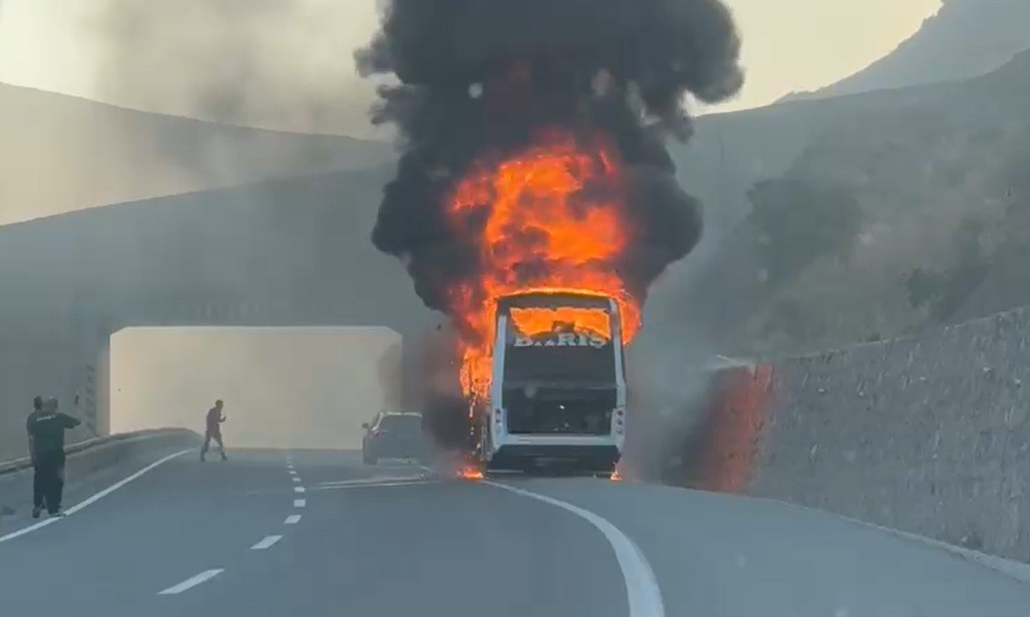 Yolcu otobüsü alev topuna döndü! Korku dolu anlar kamerada