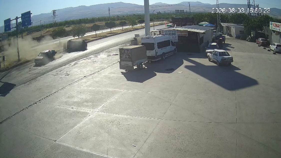 Pikap ile çarpışan otomobil devrildi 3 kişi yaralandı! Kaza anı kamerada