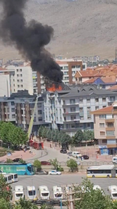 Konya’da çatı katı alevlere teslim oldu! O anlar kamerada 